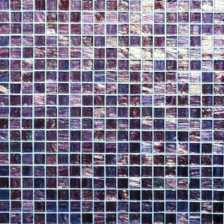 Violettes Glasmosaik in einem Schwimmbad