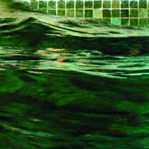 Wasseroberfläche eines gekachelten Schwimmbads