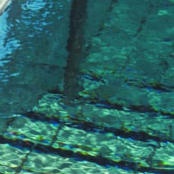 Unterwasseraufnahme einer Mosaikauskleidung