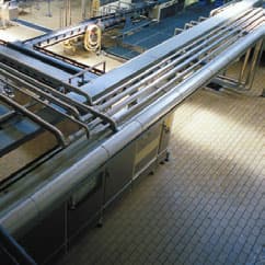 Edelstahl-Rohrleitungen über säurefestem Industrieboden