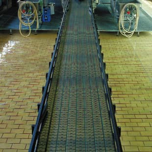 Gelber Industrieboden mit Entwässerungsrinne