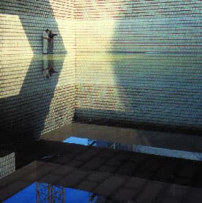 Dunkles Becken mit Wasserspiegelung