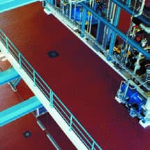 Roter säurefester Industrieboden im Anlagenbau