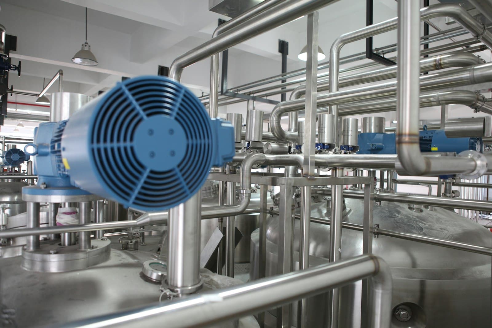 Edelstahl-Rohrleitungen und Tanks in einer Lebensmittelproduktion