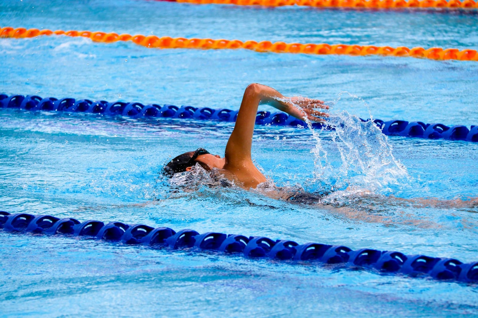 Schwimmer in einem gekachelten Hallenbad