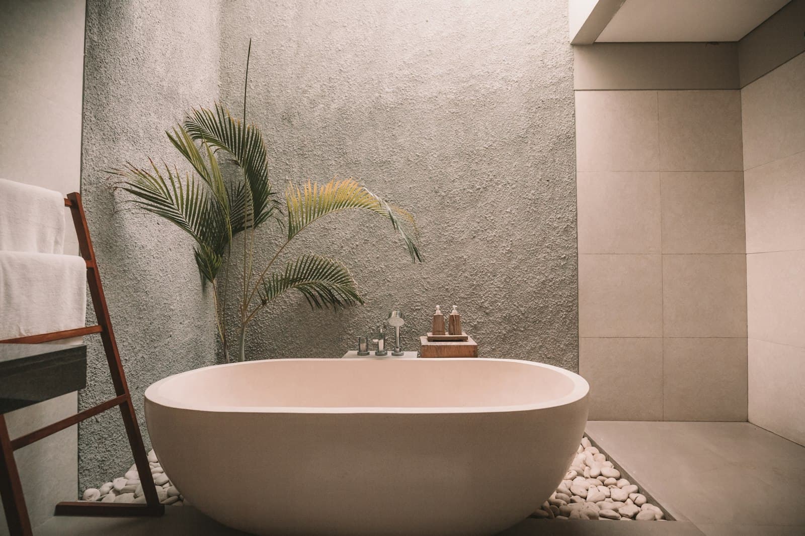 Bad mit Naturstein und freistehender Wanne